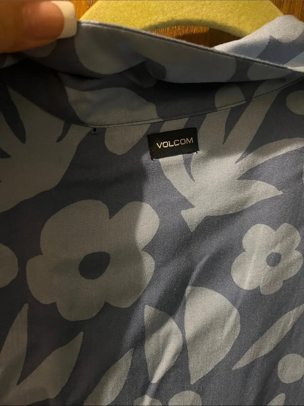 Volcom Men's Blue Floral Short-Sleeve Button-Down Shirt see flaw and picture